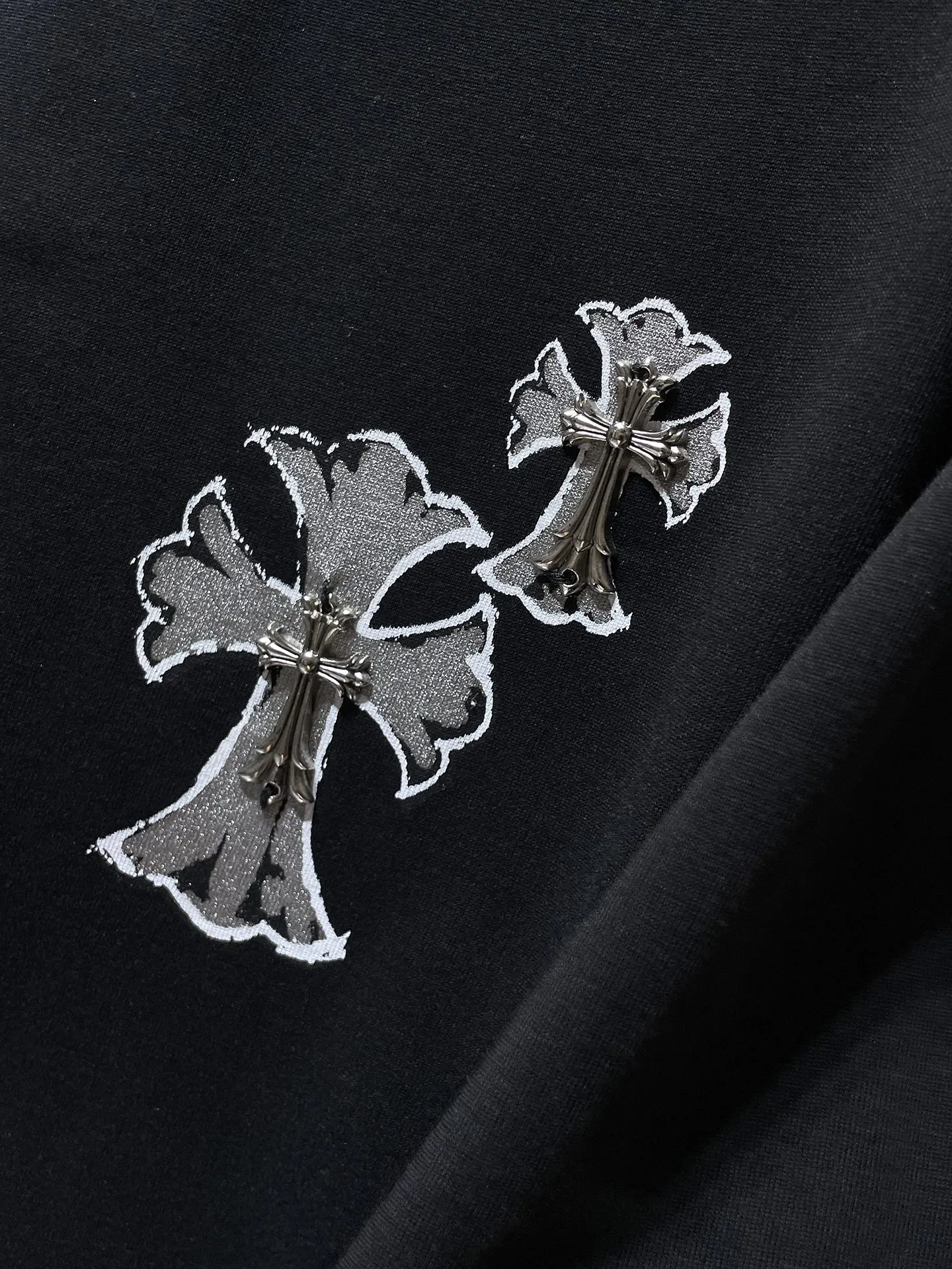 P146 New Chrome Hearts 25ss for summer. High-weight, environmentally friendly and high-quality top-grade fabric. 260g~270g. Chrome overlapping iron cross Sanskrit short sleeves. Counter synchronization. Re-engraved version 1:1. Recommended colors: white, black. Size: S, M, L, XL.